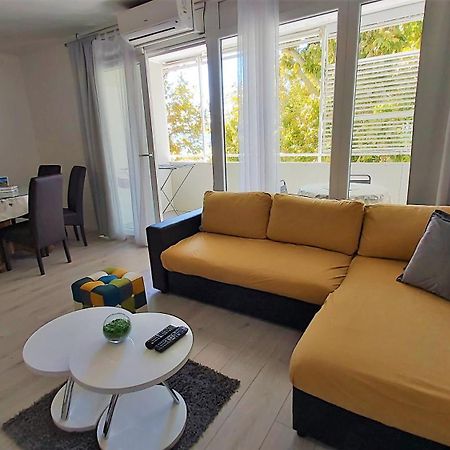 Apartment Punta Omis Exterior photo